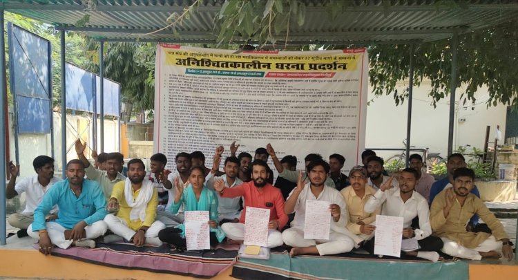 पीजी कॉलेज में धरना दे रहे छात्रों ने मुख्यमंत्री को लिखा खून से पत्र