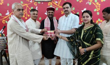 जाड़ता राजा नाट्य मंचन देखने के लिए एमएलसी विशाल सिंह चंचल और चेयरमैन सपना सिंह ने खरीदा टिकट