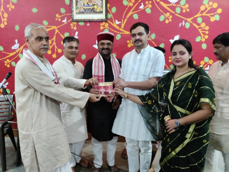 जाड़ता राजा नाट्य मंचन देखने के लिए एमएलसी विशाल सिंह चंचल और चेयरमैन सपना सिंह ने खरीदा टिकट