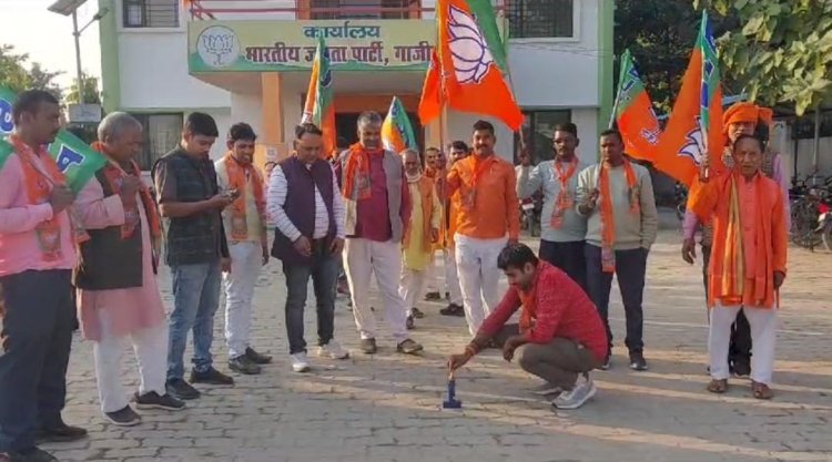 चार राज्यों के घोषित परिणाम से उत्साहित भाजपाइयों ने किया आतिशबाजी