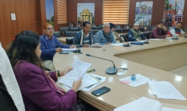डीएम आर्यका अखौरी ने राजनैतिक दलों के पदाधिकारियों के संग किया बैठक