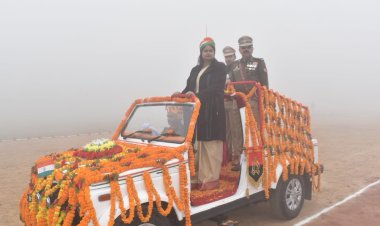 75वें गणतंत्र दिवस पर जिला अधिकारी आर्यका अखौरी ने लिया परेड का सलामी