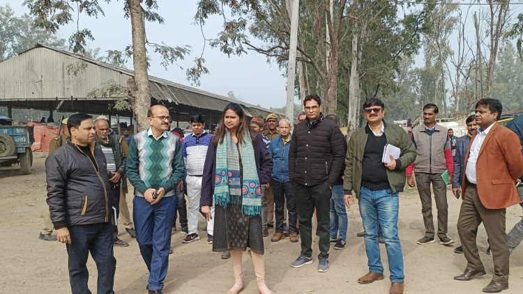 लोकसभा चुनाव के तैयारी में जुटा जिला प्रशासन डीएम ने किया जंगीपुर मतगणना स्थल का निरीक्षण