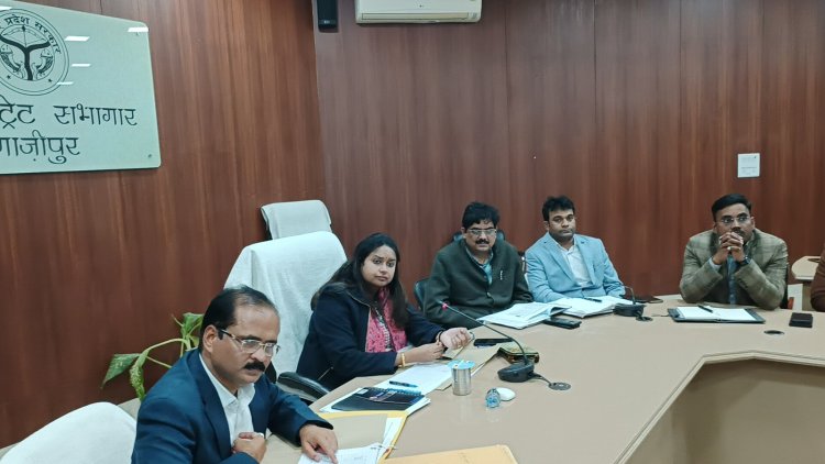 दिब्यांग शौचालय धर्मागतपुर में लापरवाही पर डीएम ने दिया जांच का आदेश
