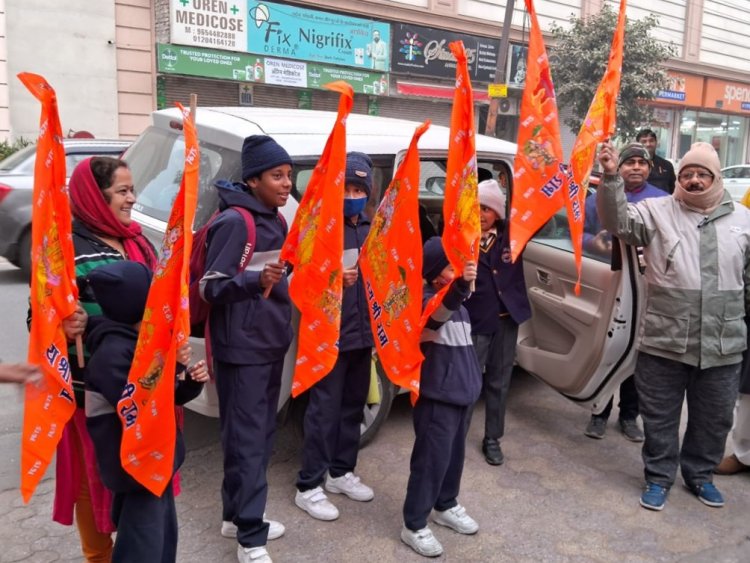 नोएडा में 22 जनवरी की तैयारी ज़ोरों पर, बच्चों में दिखा उत्साह 