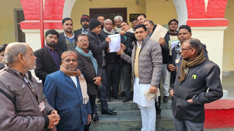 EVM हटाओ संयुक्त मोर्चा के तत्वावधान में जनपद के अधिवक्ताओं ने किया प्रदर्शन
