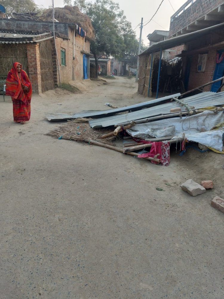 पुर्व प्रधान ने आधा दर्जन लोगों के साथ मिलकर, गरीब का टीन शेड गिराया,