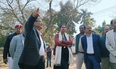 तालाब के सुन्दरीकरण के कार्य का स्थलीय निरीक्षण करने पहुंचीं डीएम