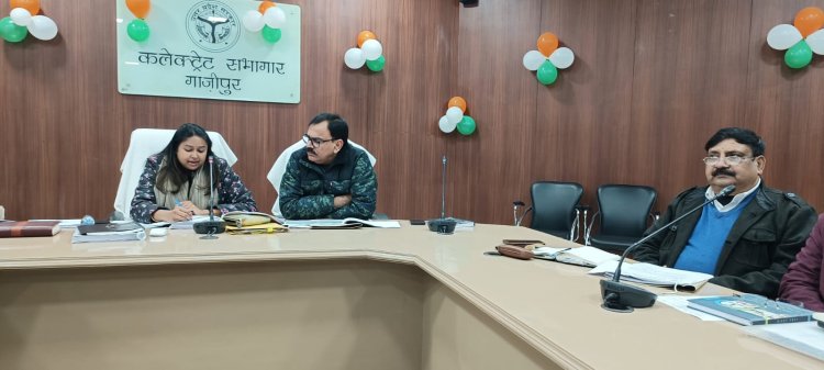 गुण्डा एक्ट वाले व्यक्तियों को चिन्हित कर नोटिस जारी किया जाय - एसपी ओमवीर सिंह