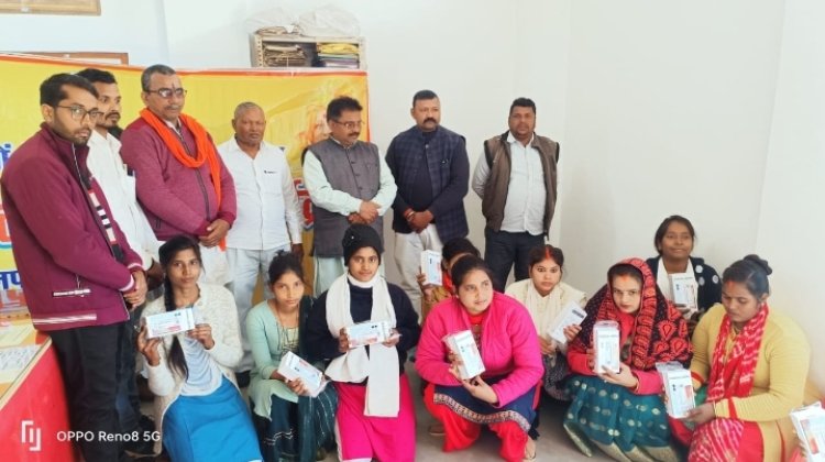 एम एन बालिका महाविद्यालय में स्मार्ट फोन पाकर छात्र छात्राओं के खिले चेहरे