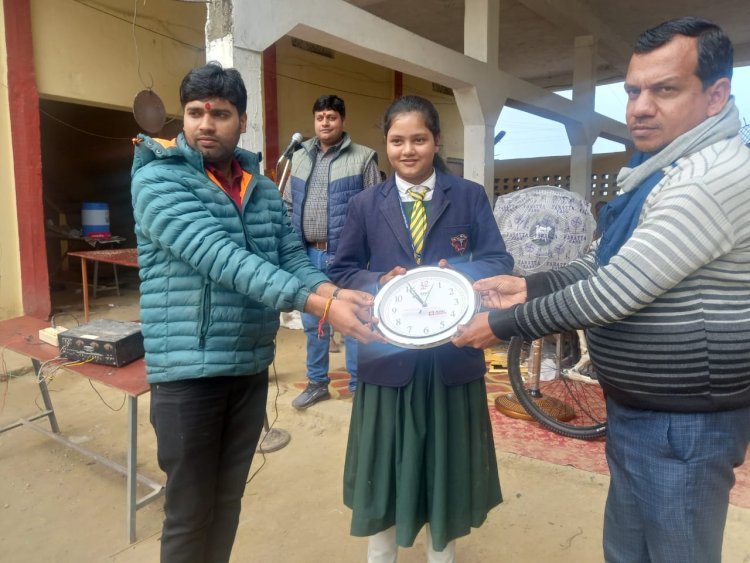सद्भावना आदर्श इंटर कॉलेज में छात्र छात्राओं को दिया गया पुरस्कार