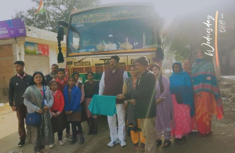 टेबल कभर से बीईओ सदर के झंडी दिखाने का फोटो हो रहा वायरल -