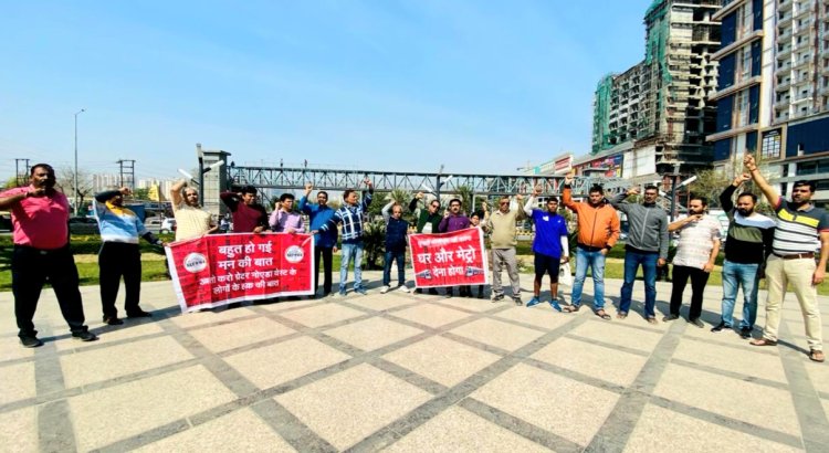 सार्वजनिक परिवहन की अनुपलब्धता के विरोध में एक बार फिर एक मूर्ति पर जुटे ग्रेटर नोएडा वेस्ट निवासी