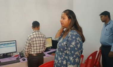 निर्वाचन कार्यालय पहुंचीं डीएम ने दिया शख्त निर्देश, शोसल मिडिया पर होगी नजर