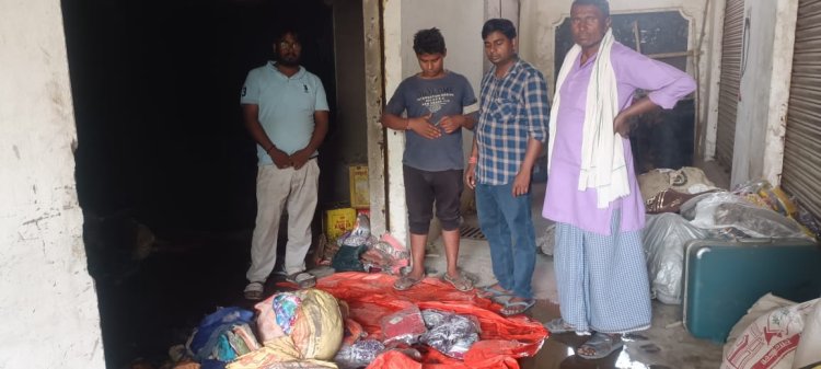 कपड़े की गोदाम में शॉर्ट सर्किट से लगी आग , लाखों का हुआ नुकसान
