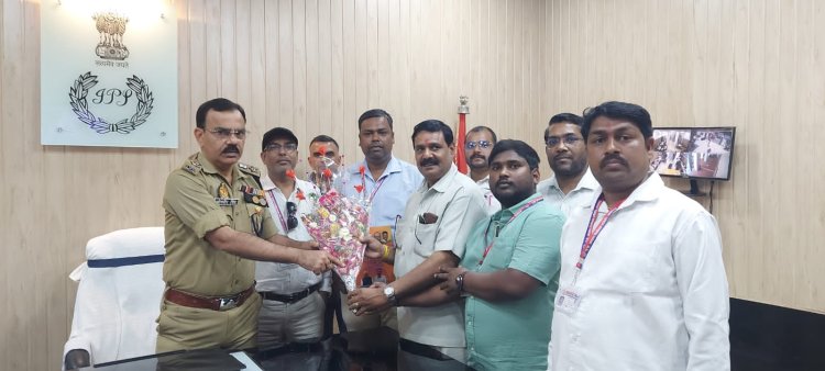 उत्तर प्रदेशीय अपराध निरोधक समिति ने डीएम और एसपी को किया पुस्तक भेंट