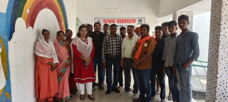 प्राथमिक विद्यालय में चुनाव पाठशाला का हुआ आयोजन