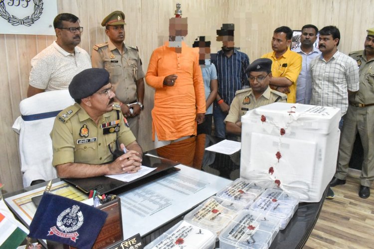 नकली नोट बनाने वाले गिरोह का हुआ भंडाफोड़, तीन गिरफ्तार