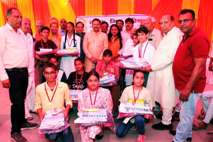साधनहीन विद्यार्थियों को पाठ्य पुस्तकें, स्टेशनरी व छात्रवृत्तियां वितरित की गईं