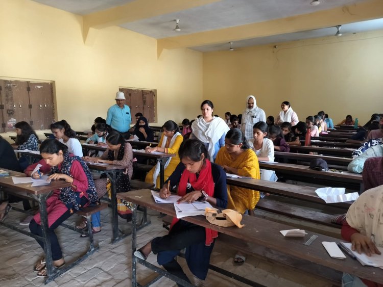 हिंदू स्नातकोत्तर महाविद्यालय में बी.ए.चतुर्थ सेमेस्टर की परीक्षा में नकल करते पकड़ी गई छात्रा