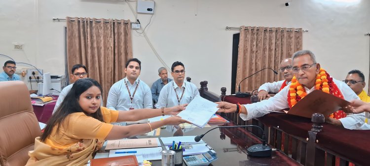 गाजीपुर - भाजपा प्रत्याशी पारस नाथ राय ने तीन सेटों में किया नामांकन