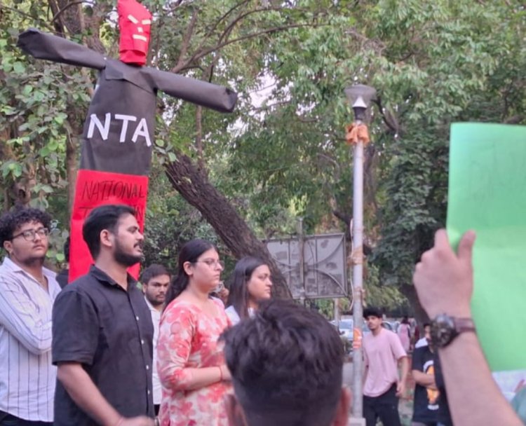 एबीवीपी ने दिल्ली विश्वविद्यालय में एनटीए का पुतला फूंका