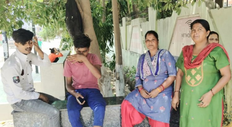 देविका गोल्ड होम्स में वेतन ना मिलने से सफाई कर्मी फिर हड़ताल पर 