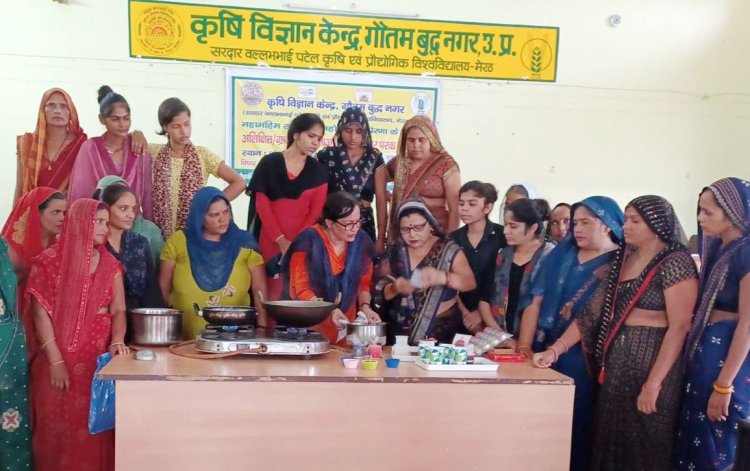 कृषि विज्ञान केन्द्र गौतम बुद्ध नगर पर ग्रामीण महिलाओं को डॉ विनीता सिखा रही हैं स्वरोजगार