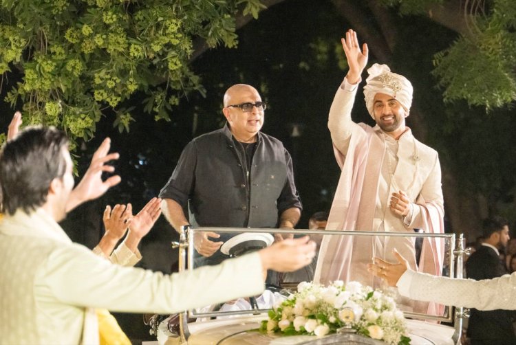 इंडियन मेन्स वियर ब्रांड 'तस्वा' के 'बारात बाय तस्वा' में रणबीर कपूर उतरे रैम्प पर