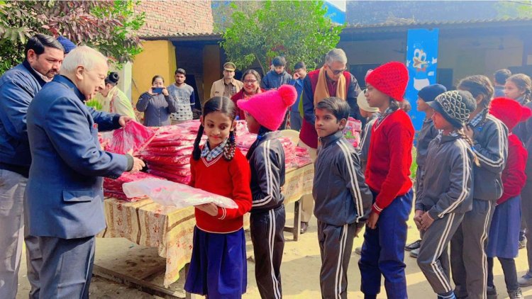 नोएडा लोक मंच ने 'स्प्रेडिंग द वॉर्मथ' परियोजना के तहत विद्यार्थियों को किए स्वेटर वितरण