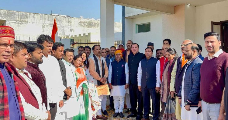 मंत्री कुंवर ब्रजेश सिंह द्वारा भाजपा जिला कार्यालय पर किया गया ध्वजारोहण