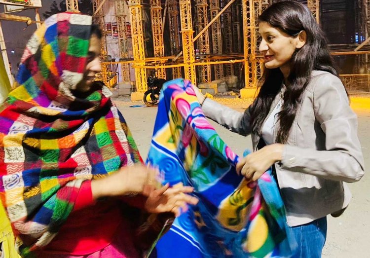 ठंड से ठिठुरते बेसहारा लोगों को राहत देने के लिए चैलेंजर्स ग्रुप कर रहा कंबल वितरण 