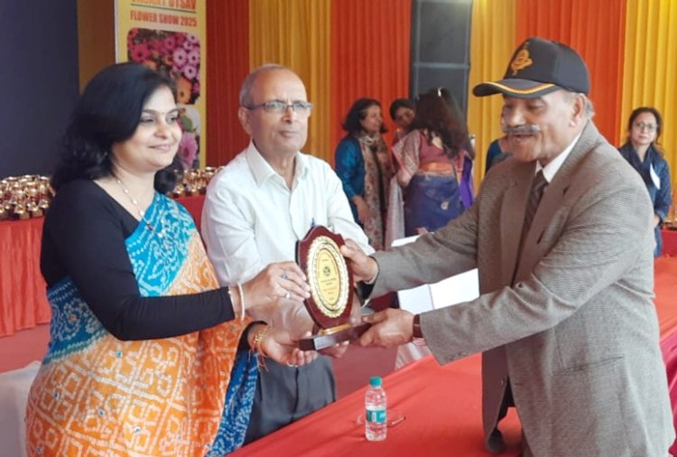 पुष्प प्रदर्शनी 2025 में 21वीं ट्रॉफी प्राप्त की शहीद स्मारक उद्यान ने 