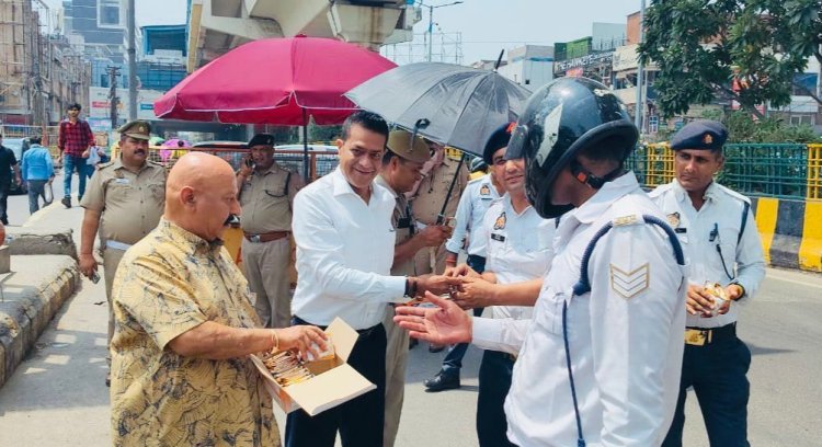 भीषण गर्मी की परवाह ना करते हुए लगातार अपना दायित्व निभा रहे यातायात पुलिस कर्मी को पहुंचाया इलेक्ट्रोल