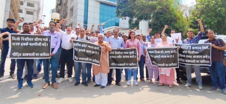 परेशान ग्रेटर नॉएडा वेस्ट के आम्रपाली घर खरीदारों ने लगभग 50 डिग्री सेल्सियस की चिलचिलाती धूप में अपने फ्लैट के लिए किया प्रदर्शन