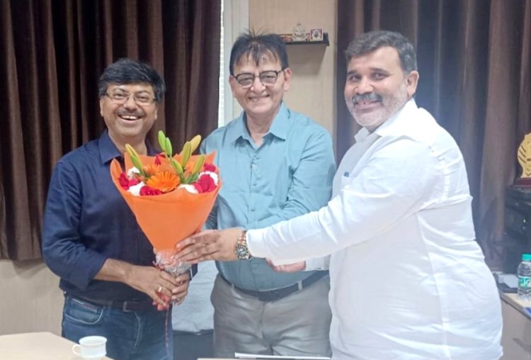 नव नियुक्त अपर श्रम आयुक्त राकेश द्विवेदी से एआईएम के पदाधिकारियों की औपचारिक भेंट