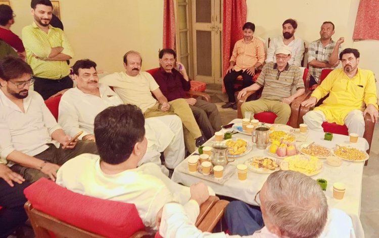 करवान ए अदब ने कसी कमर महफिल में चार चांद लगाने को जुटे पदाधिकारी