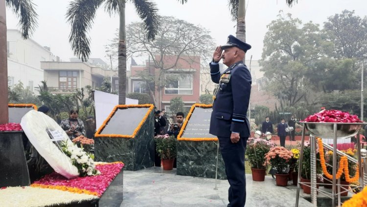 24वाँ विजय दिवस : पुष्पचक्र अर्पण के दौरान शहीदों के परिजनों की आँखों में निस्तब्ध वेदना