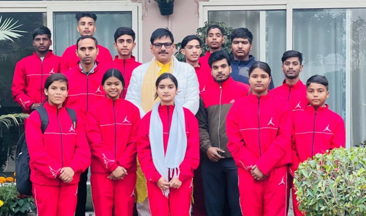 नेशनल ताइक्वांडो प्रतियोगिता के लिए उड़ीसा रवाना हो रही टीम से जेवर विधायक ने मिल बढ़ाया खिलाड़ियों का उत्साह