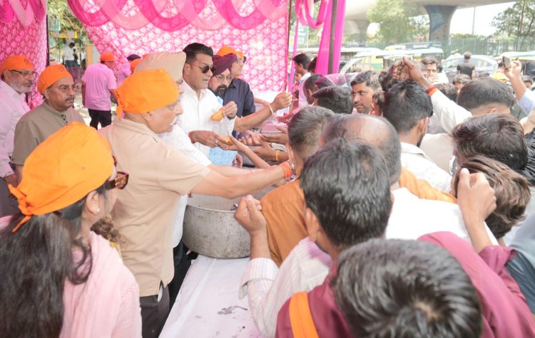 गुरु अर्जुन देव जी के शहीदी दिवस पर नोएडा पंजाबी समाज द्वारा आयोजित छबील सेवा