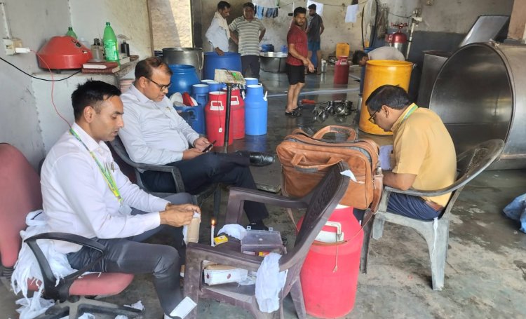 खाद्य सुरक्षा अधिकारियों द्वारा लगभग 300 किलो पनीर मानव उपभोग हेतु अनुपयुक्त होने के कारण कराया गया नष्ट