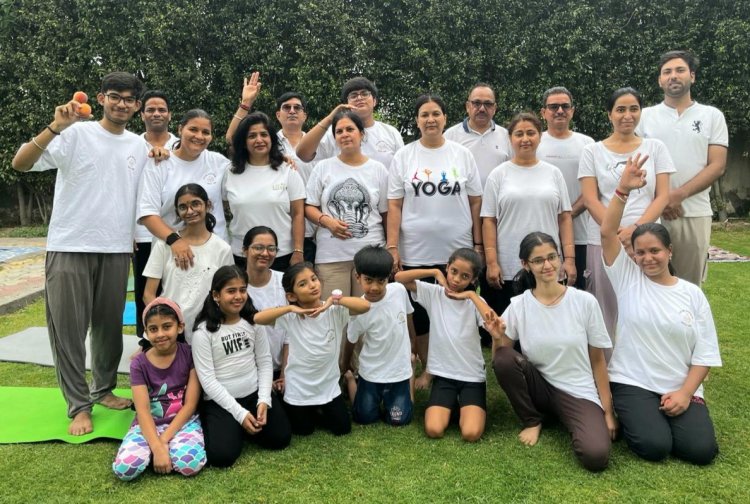 योग दिवस पर फ्रेंच आर्केड सोसाइटी निवासियों ने समझे योग करने के फायदे