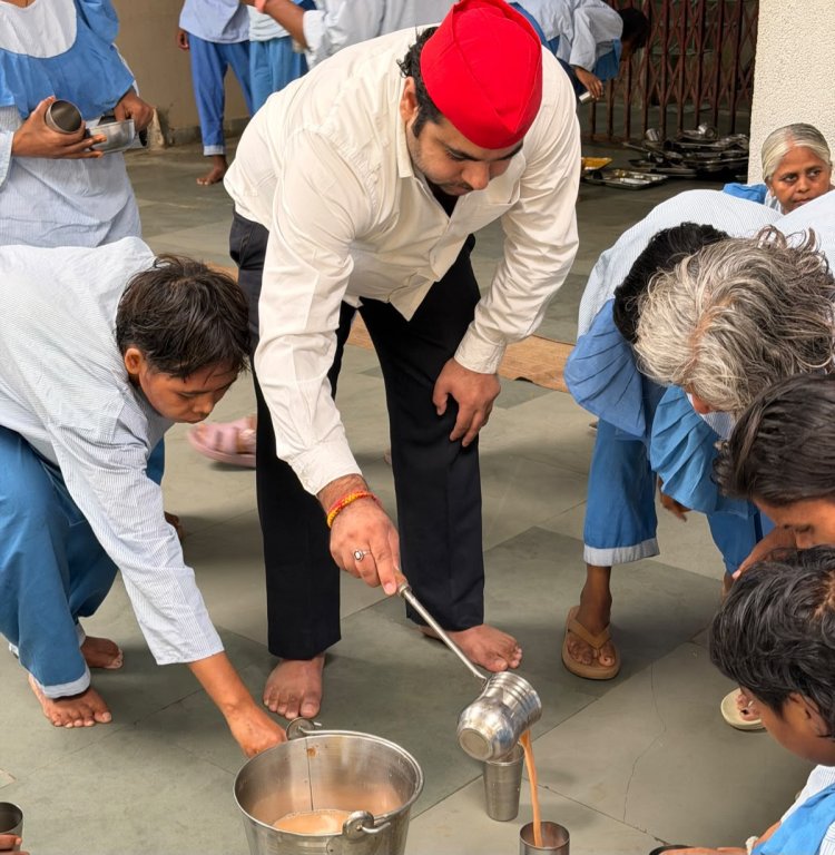 गौरव चाचरा ने अपना घर आश्रम में मनाया अखिलेश यादव का जन्मदिन 
