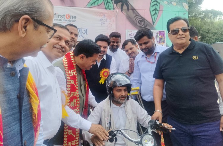 केंद्रीय मंत्री बी.एल. वर्मा ने दिव्यांगजनों को दी ट्राइसाइकिल